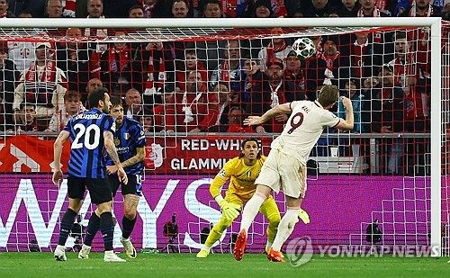 뱅상 콤파니 감독이 이끄는 바이에른 뮌헨이 9일(한국시간) 독일 뮌헨에 있는 알리안츠 아레나에서 열린 인터 밀란과의 2024-2025시즌 유럽축구연맹(UEFA) 챔피언스리그 8강 1차전에서 1-2로 패했다. 김민재는 중앙 수비수로 선발 출장해 후반 29분 교체될 때까지 74분을 소화했다.연합뉴스