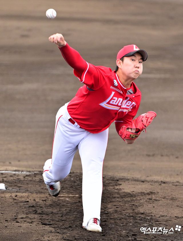 8일 오후 대구삼성라이온즈파크에서 열린 '2025 신한 SOL Bank KBO리그' SSG 랜더스와 삼성 라이온즈의 경기, 삼성이 7:3으로 승리하면서 2위 탈환에 성공했다. 송영진은 5이닝 6피안타(1피홈런) 1사사구 7탈삼진 3실점으로 시즌 첫 패전을 떠안았다. 엑스포츠뉴스 DB