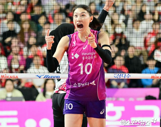 흥국생명 김연경이 8일 인천 삼산월드체육관에서 열린 V리그 여자부 챔피언결정전 5차전 정관장과의 경기에서 포효하고 있다. 엑스포츠뉴스 인천, 김한준 기자