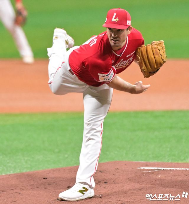 28일 오후 서울 구로구 고척스카이돔에서 열린 '2025 신한 SOL Bank KBO리그' SSG 랜더스와 키움 히어로즈의 경기, 1회말 SSG 선발투수 앤더슨이 공을 힘차게 던지고 있다. 엑스포츠뉴스 DB