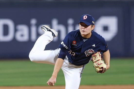 두산 베어스 신인 투수 홍민규가 지난 6일 사직 롯데전에서 구원 등판해 데뷔 첫 승을 거뒀다. 8회 초 나온 양석환의 역전 투런포와 5아웃 세이브에 성공한 김택연의 활약이 홍민규의 데뷔 첫 승을 이끌었다. 두산 베어스