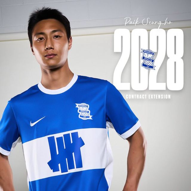 크리스 데이비스 감독이 이끄는 버밍엄 시티가 9일(한국시간) 영국 피터버러에 있는 웨스턴 홈즈 스타디움에서 열린 피터버러와의 2024-2025시즌 리그 원(3부) 31라운드 원정 순연 경기에서 2-1로 승리했다.&nbsp;이 승리로 버밍엄은 2부리그 챔피언십으로 승격을 확정지었다. 버밍엄