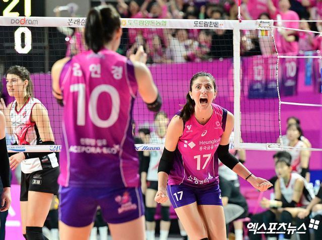 흥국생명 투트쿠가 8일 인천 삼산월드체육관에서 열린 V리그 여자부 챔피언결정전 5차전 정관장과의 경기에서 포효하고 있다. 엑스포츠뉴스 인천, 김한준 기자