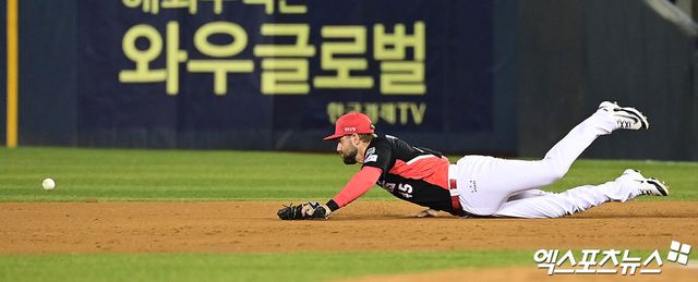 4일 오후 서울 송파구 잠실야구장에서 열린 '2025 신한 SOL Bank KBO리그' KIA 타이거즈와 LG 트윈스의 경기, 3회말 1사 2루 LG 김현수의 적시타 때 KIA 1루수 위즈덤이 타구를 놓치고 있다. 엑스포츠뉴스 DB