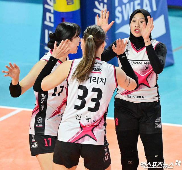 정관장 선수들이 8일 인천 삼산월드체육관에서 열린 V리그 여자부 챔피언결정전 5차전 흥국생명과의 경기에서 세리머니하고 있다. 엑스포츠뉴스 인천, 김한준 기자