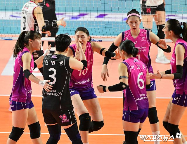흥국생명 선수들이 8일 인천 삼산월드체육관에서 열린 V리그 여자부 챔피언결정전 5차전 정관장과의 경기에서 세리머니하고 있다. 엑스포츠뉴스 인천, 김한준 기자