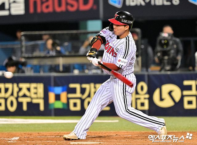 26일 오후 서울 송파구 잠실야구장에서 열린 '2025 신한 SOL Bank KBO리그' 한화 이글스와 LG 트윈스의 경기, 5회말 무사 1루 LG 문성주가 타격을 하고 있다. 엑스포츠뉴스DB
