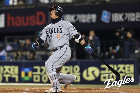 한화 이글스 내야수 노시환이 8일 잠실 두산전에서 1회 초 선제 3점 홈런을 쏘아 올렸다. 한화 이글스