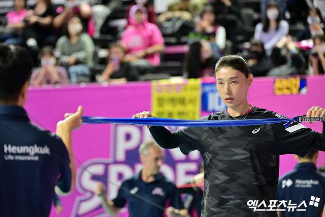 흥국생명 김연경이 8일 인천 삼산월드체육관에서 V리그 여자부 챔피언결정전 5차전 정관장과의 경기를 준비하고 있다. 엑스포츠뉴스 인천, 김한준 기자
