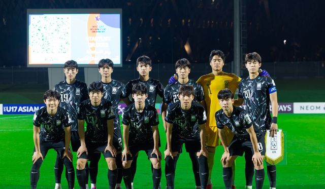 백기태 감독이 이끄는 한국 U-17 축구 국가대표팀이 7일(한국시간) 사우디아라비아 제다에 있는 킹 압둘라 스포츠 시티 홀 스타디움에서 열린 아프가니스탄과의 2025 아시아축구연맹(AFC) U-17 아시안컵 C조 2차전에서 여섯 골을 폭발시키며 대승을 거뒀다.&nbsp;AFC