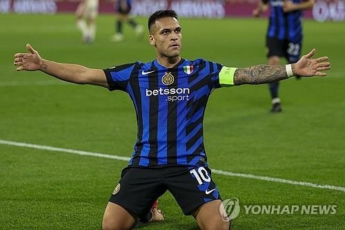 뱅상 콤파니 감독이 이끄는 바이에른 뮌헨이 9일(한국시간) 독일 뮌헨에 있는 알리안츠 아레나에서 열린 인터 밀란과의 2024-2025시즌 유럽축구연맹(UEFA) 챔피언스리그 8강 1차전에서 1-2로 패했다. 김민재는 중앙 수비수로 선발 출장해 후반 29분 교체될 때까지 74분을 소화했다.연합뉴스