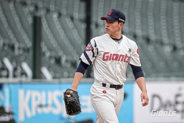 롯데 투수 김진욱은 8일 사직구장에서 열린 '2025 신한 SOL Bank KBO 리그' KIA와 정규시즌 첫 번째 맞대결에서 선발 등판했다. 5회초까지 완벽했지만, 6회초 급격하게 흔들려 5⅓이닝 3실점했다. 롯데 자이언츠