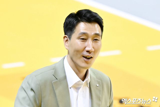31일 오후 경기도 의정부 경민대체육관에서 열린 ‘도드람 2024-2025 V-리그’ KB손해보험과 한국전력의 경기, 한국전력 권영민 감독이 선수단을 바라보고 있다. 엑스포츠뉴스 DB