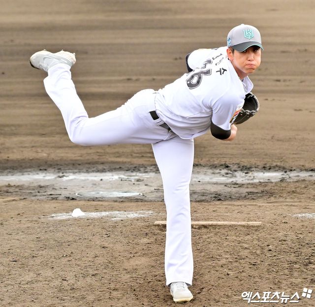  3일 오후 일본 오키나와 킨 구장에서 열린 KT 위즈와 KIA 타이거즈의 연습경기, 6회말 KT 김민수가 공을 힘차게 던지고 있다. 엑스포츠뉴스 DB