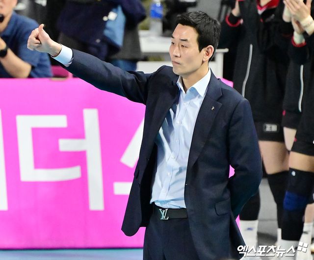 정관장 고희진 감독이 8일 인천 삼산월드체육관에서 열린 V리그 여자부 챔피언결정전 5차전 흥국생명과의 경기에서 선수들에게 엄지를 치켜세우고 있다. 엑스포츠뉴스 인천, 김한준 기자