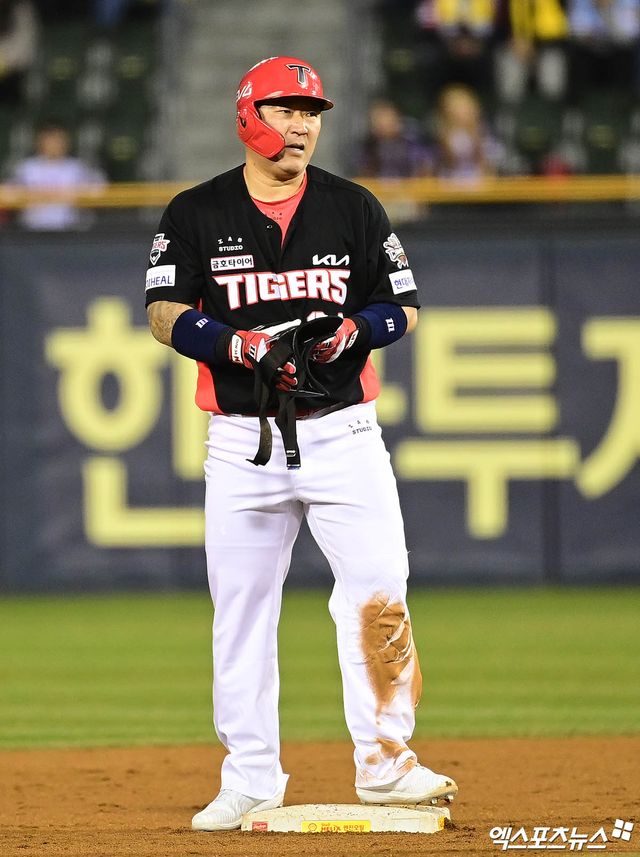 KIA 외야수 최형우는 8일 사직구장에서 열린 '2025 신한 SOL Bank KBO 리그' 롯데와 정규시즌 첫 번째 맞대결에서 4번 지명타자로 선발 출전했다. 멀티히트로 활약하며 공격에 활력을 불어넣었다. 엑스포츠뉴스 DB