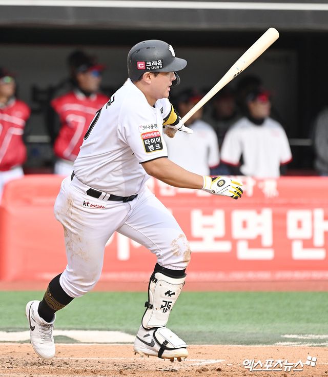 9일 오후 수원KT위즈파크에서 열린 '2024 신한 SOL Bank KBO 포스트시즌' LG 트윈스와 KT 위즈의 준플레이오프 4차전 경기, 4회말 1사 2루 KT 황재균이 1타점 적시타를 날리고 있다. 엑스포츠뉴스 DB