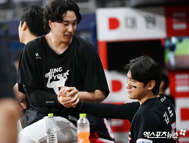 KIA 투수 정해영(왼쪽)은 8일 사직구장에서 열린 '2025 신한 SOL Bank KBO 리그' 롯데와 정규시즌 첫 번째 맞대결에서 구원 등판했다. 이날 시즌 첫 삼자범퇴 깔끔한 투구로 세이브를 기록. 5-4 팀 승리를 지켰다. 엑스포츠뉴스 DB