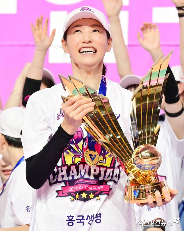 흥국생명 김연경이 8일 인천 삼산월드체육관에서 열린 V리그 여자부 챔피언결정전 5차전 정관장과의 경기에서 승리 후 우승한 뒤 미소 짓고 있다. 엑스포츠뉴스 인천, 김한준 기자