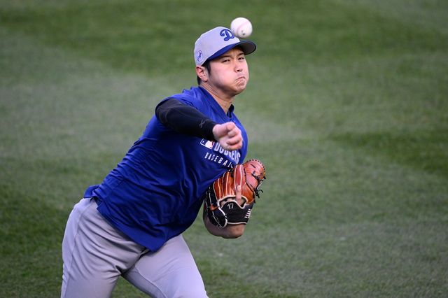 LA 다저스 오타니 쇼헤이가 2025 미국 메이저리그 정규시즌 경기를 앞두고 몸을 풀고 있다. AP 연합뉴스