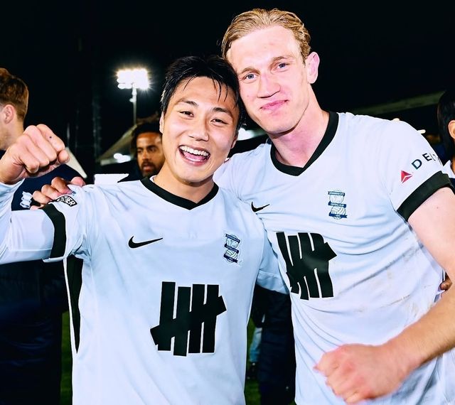 크리스 데이비스 감독이 이끄는 버밍엄 시티가 9일(한국시간) 영국 피터버러에 있는 웨스턴 홈즈 스타디움에서 열린 피터버러와의 2024-2025시즌 리그 원(3부) 31라운드 원정 순연 경기에서 2-1로 승리했다.&nbsp;이 승리로 버밍엄은 2부리그 챔피언십으로 승격을 확정지었다. 버밍엄