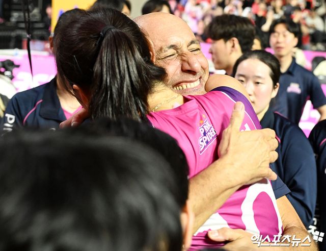 흥국생명 마르첼로 아본단자 감독이 8일 인천 삼산월드체육관에서 열린 V리그 여자부 챔피언결정전 5차전 정관장과의 경기에서 승리 후 우승한 뒤 김연경과 포옹하고 있다. 엑스포츠뉴스 인천, 김한준 기자
