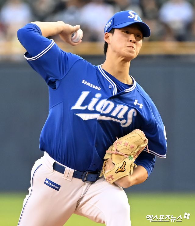 삼성 라이온즈 투수 이호성이 경기에 등판해 투구하고 있다. 이호성은 올해 상무 야구단 입대를 노렸으나 군 복무를 미루고 팀에 남아 시즌 끝까지 뛰기로 했다. 엑스포츠뉴스 DB