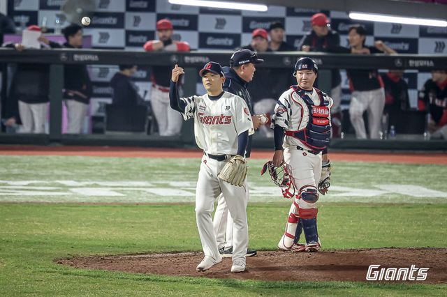 롯데 투수 박시영(왼쪽)은 9일 사직구장에서 열린 '2025 신한 SOL Bank KBO 리그' KIA와 정규시즌 1차전 맞대결에서 구원 등판했다. 1665일 만에 롯데 복귀전을 치러 ⅔이닝 무실점으로 강렬한 인상을 남겼다. 그는 롯데 불펜에 단비가 될 수 있을까. 롯데 자이언츠