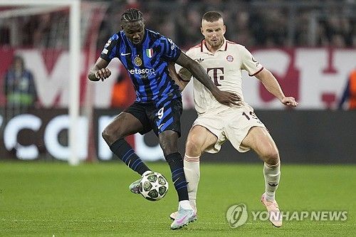 뱅상 콤파니 감독이 이끄는 바이에른 뮌헨은 9일(한국시간) 독일 뮌헨에 있는 알리안츠 아레나에서 열린 인터 밀란과의 2024-2025시즌 유럽축구연맹(UEFA) 챔피언스리그 8강 1차전에서 1-2로 패했다. 김민재는 중앙 수비수로 선발 출장해 후반 29분 교체될 때까지 74분을 소화했다. 이후 에릭 다이어가 결승 골 실점에 결정적인 역할을 하면서 뮌헨의 홈 1차전 패배 원흉이 됐다.&nbsp;연합뉴스