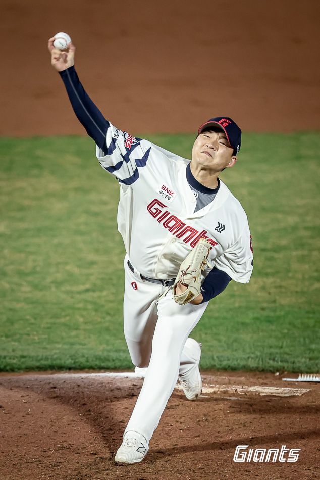 롯데 투수 박시영은 9일 사직구장에서 열린 '2025 신한 SOL Bank KBO 리그' KIA와 정규시즌 1차전 맞대결에서 구원 등판했다. 1665일 만에 롯데 복귀전을 치러 ⅔이닝 무실점으로 강렬한 인상을 남겼다. 그는 롯데 불펜에 단비가 될 수 있을까. 롯데 자이언츠