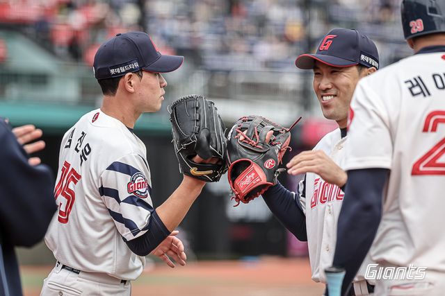 롯데 투수 김진욱(왼쪽 첫 번째)은 지난 8일 사직구장에서 열린 '2025 신한 SOL Bank KBO 리그' KIA와 정규시즌 첫 번째 맞대결에서 선발 등판했다. 5회초까지 완벽했지만, 6회초 급격하게 흔들려 5⅓이닝 3실점 했다. 롯데 자이언츠