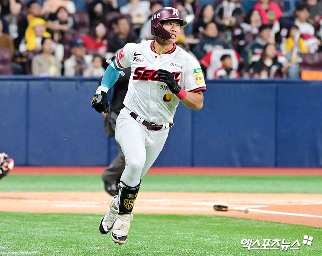 키움 히어로즈 캡틴 송성문(가운데)이 9일 서울 고척스카이돔에서 열린 2025 신한 SOL Bank KBO리그 LG 트윈스와의 팀 간 2차전에서 1회말 결승 선제 솔로 홈런을 쳐내며 팀의 3연패 탈출을 이끌었다. 사진 김한준 기자