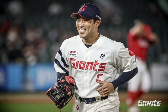 롯데 외야수 전준우는 9일 사직구장에서 열린 '2025 신한 SOL Bank KBO 리그' KIA와 정규시즌 두 번째 맞대결에서 4번타자 좌익수로 선발 출전했다. 2회초 치명적인 수비 미스를 저질러 점수를 허용했다. 롯데 자이언츠