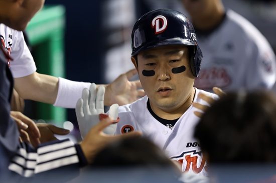 두산 베어스 포수 양의지가 지난 8일 잠실 한화전에서 3안타 1홈런 2타점 1득점으로 팀 2연승에 큰 힘을 보탰다. 특히 문동주의 커브를 감각적인 스윙으로 담장을 넘긴 장면이 백미였다. 두산 베어스