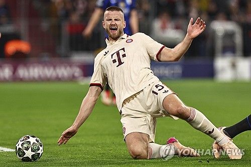 뱅상 콤파니 감독이 이끄는 바이에른 뮌헨은 9일(한국시간) 독일 뮌헨에 있는 알리안츠 아레나에서 열린 인터 밀란과의 2024-2025시즌 유럽축구연맹(UEFA) 챔피언스리그 8강 1차전에서 1-2로 패했다. 김민재는 중앙 수비수로 선발 출장해 후반 29분 교체될 때까지 74분을 소화했다. 이후 에릭 다이어가 결승 골 실점에 결정적인 역할을 하면서 뮌헨의 홈 1차전 패배 원흉이 됐다.&nbsp;연합뉴스