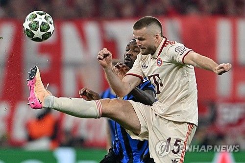 뱅상 콤파니 감독이 이끄는 바이에른 뮌헨은 9일(한국시간) 독일 뮌헨에 있는 알리안츠 아레나에서 열린 인터 밀란과의 2024-2025시즌 유럽축구연맹(UEFA) 챔피언스리그 8강 1차전에서 1-2로 패했다. 김민재는 중앙 수비수로 선발 출장해 후반 29분 교체될 때까지 74분을 소화했다. 이후 에릭 다이어가 결승 골 실점에 결정적인 역할을 하면서 뮌헨의 홈 1차전 패배 원흉이 됐다.&nbsp;연합뉴스