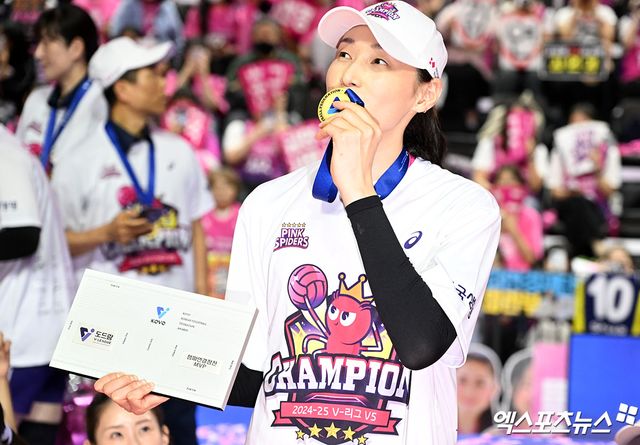 흥국생명 김연경이 8일 인천 삼산월드체육관에서 열린 V리그 여자부 챔피언결정전 5차전 정관장과의 경기에서 승리 후 우승한 뒤 기념촬영하고 있다. 엑스포츠뉴스 인천, 김한준 기자