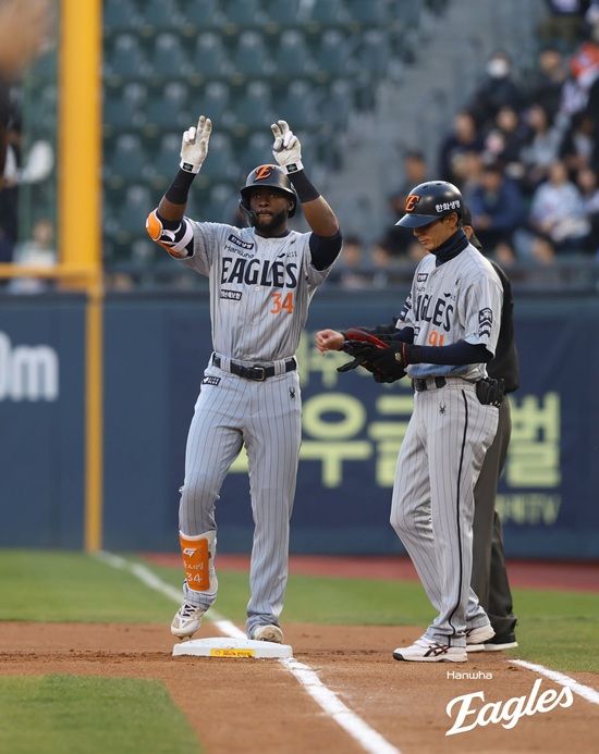 한화 이글스 외국인 타자 플로리얼이 9일 잠실 두산전에서 2안타 2볼넷 2타점 1득점 맹활약으로 팀 2연패 탈출을 이끌었다. 한화 이글스