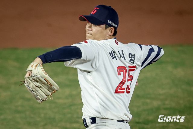 롯데 투수 박시영은 9일 사직구장에서 열린 '2025 신한 SOL Bank KBO 리그' KIA와 정규시즌 1차전 맞대결에서 구원 등판했다. 1665일 만에 롯데 복귀전을 치러 ⅔이닝 무실점으로 강렬한 인상을 남겼다. 그는 롯데 불펜에 단비가 될 수 있을까. 롯데 자이언츠