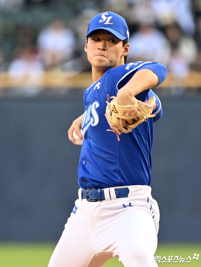 삼성 라이온즈 투수 이호성이 경기에 등판해 투구하고 있다. 이호성은 올해 상무 야구단 입대를 노렸으나 군 복무를 미루고 팀에 남아 시즌 끝까지 뛰기로 했다. 엑스포츠뉴스 DB