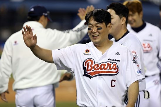 두산 베어스 포수 양의지가 지난 8일 잠실 한화전에서 3안타 1홈런 2타점 1득점으로 팀 2연승에 큰 힘을 보탰다. 특히 문동주의 커브를 감각적인 스윙으로 담장을 넘긴 장면이 백미였다. 두산 베어스