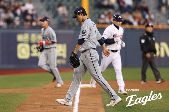 문동주는 지난 8일 서울 잠실구장에서 열린 2025 신한 Sol 뱅크 KBO리그 두산 베어스전에 선발 등판해 4이닝 64구 5피안타 1피홈런 5탈삼진 4실점 3자책을 기록했다.&nbsp;한화 이글스