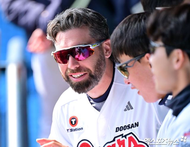 두산 베어스 외국인 타자 제이크 케이브가 9일 오전 이천 퓨처스팀에 커피차를 대접했다. 엑스포츠뉴스 DB