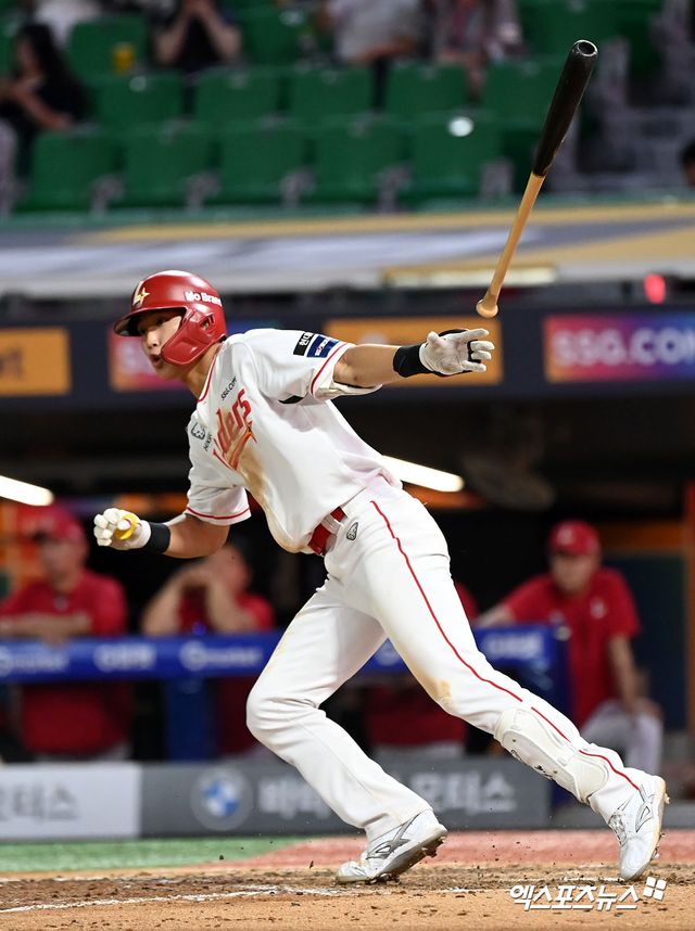 SSG 랜더스 박지환이 정규시즌 경기에서 타격하고 있다. 엑스포츠뉴스 DB