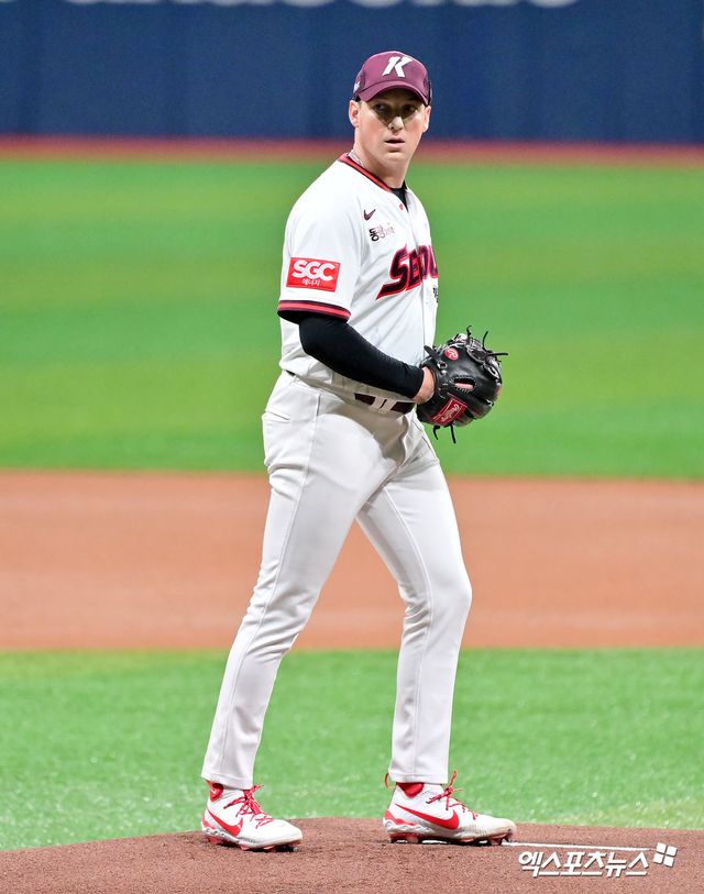 키움 히어로즈 외국인 투수 케니 로젠버그가 9일 서울 고척스카이돔에서 열린 2025 신한 SOL Bank KBO리그 LG 트윈스와의 팀 간 2차전에 선발등판, 팀의 3연패를 이끄는 완벽투를 선보이고 승리투수가 됐다. 사진 김한준 기자