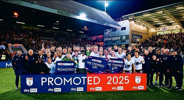 크리스 데이비스 감독이 이끄는 버밍엄 시티가 9일(한국시간) 영국 피터버러에 있는 웨스턴 홈즈 스타디움에서 열린 피터버러와의 2024-2025시즌 리그 원(3부) 31라운드 원정 순연 경기에서 2-1로 승리했다.&nbsp;이 승리로 버밍엄은 2부리그 챔피언십으로 승격을 확정지었다. 버밍엄