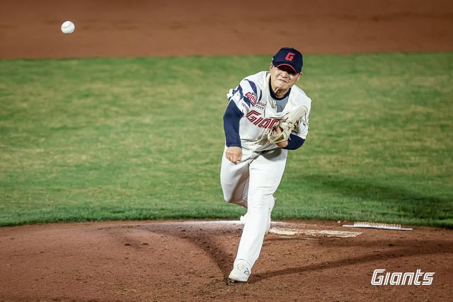 롯데 투수 박시영은 9일 사직구장에서 열린 '2025 신한 SOL Bank KBO 리그' KIA와 정규시즌 1차전 맞대결에서 구원 등판했다. 1665일 만에 롯데 복귀전을 치러 ⅔이닝 무실점으로 강렬한 인상을 남겼다. 그는 롯데 불펜에 단비가 될 수 있을까. 롯데 자이언츠