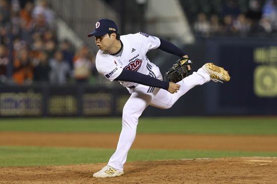 두산 베어스 투수 최지강이 지난 8일 잠실 한화전에서 1군 복귀전을 치러 1이닝 삼자범퇴로 시즌 첫 승까지 달성했다. 두산 베어스