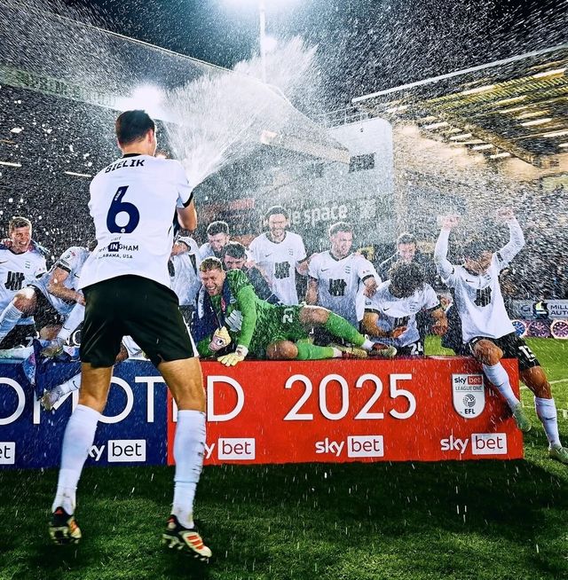 크리스 데이비스 감독이 이끄는 버밍엄 시티가 9일(한국시간) 영국 피터버러에 있는 웨스턴 홈즈 스타디움에서 열린 피터버러와의 2024-2025시즌 리그 원(3부) 31라운드 원정 순연 경기에서 2-1로 승리했다.&nbsp;이 승리로 버밍엄은 2부리그 챔피언십으로 승격을 확정지었다. 버밍엄