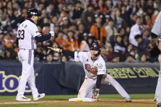 두산 베어스 내야수 박지훈이 지난 8일 잠실 한화전에서 8회 말 대주자로 투입돼 결정적인 3루 진루에 성공했다. 두산 베어스